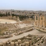 Panorámica del foro oval, su columnata y el Templo de Zeus en Jerash