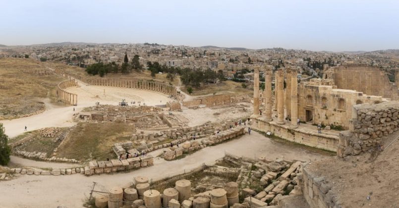 Panorámica del foro oval, su columnata y el Templo de Zeus en Jerash