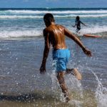 Roberto Martínez. Volver a la infancia jugando con la arena y el agua, sintiendo el aire puro de la libertad.