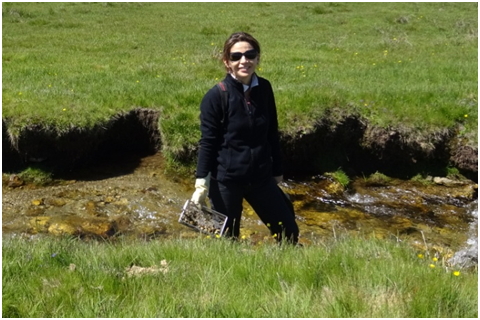 La bióloga Patricia Casanueva durante una investigación sobre las libélulas | P. Casanueva