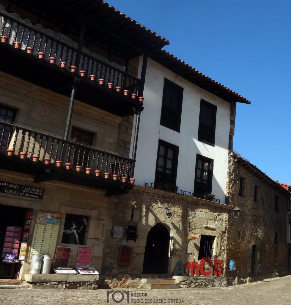 Álbumes 33+ Imagen de fondo el pueblo de las tres mentiras santillana del mar Mirada tensa